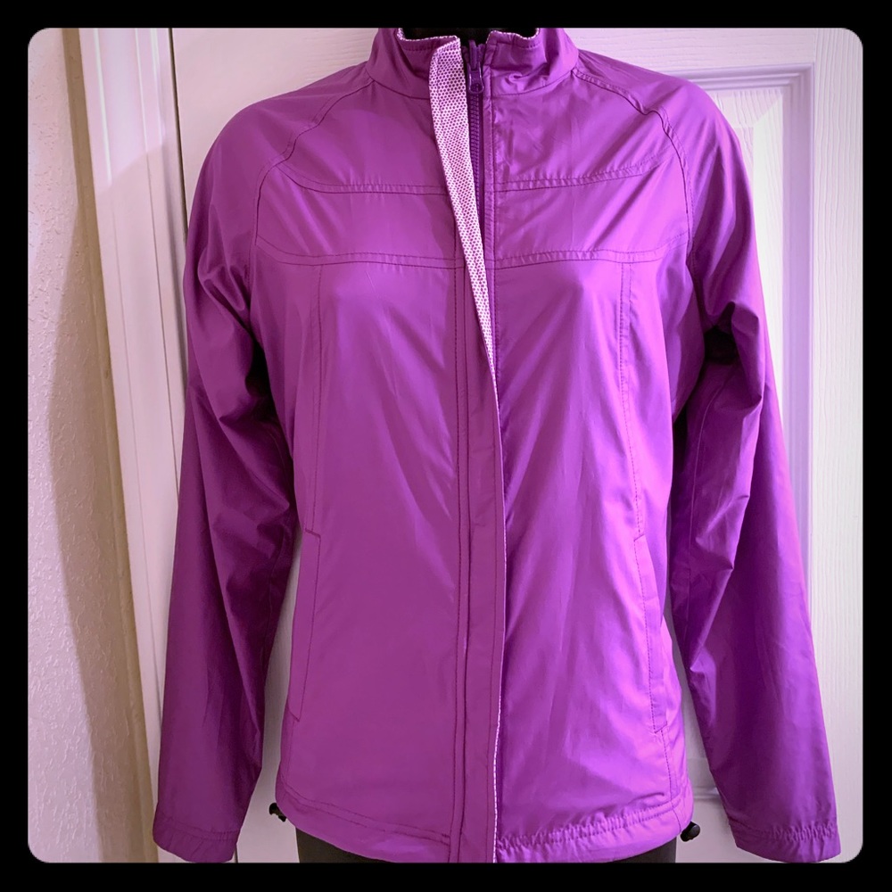 Reversible athletic windbreaker. MED EUC Detailed